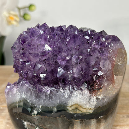 Amethyst-Druse mit integrierter Kalzitformation und klarer Kristallarchitektur