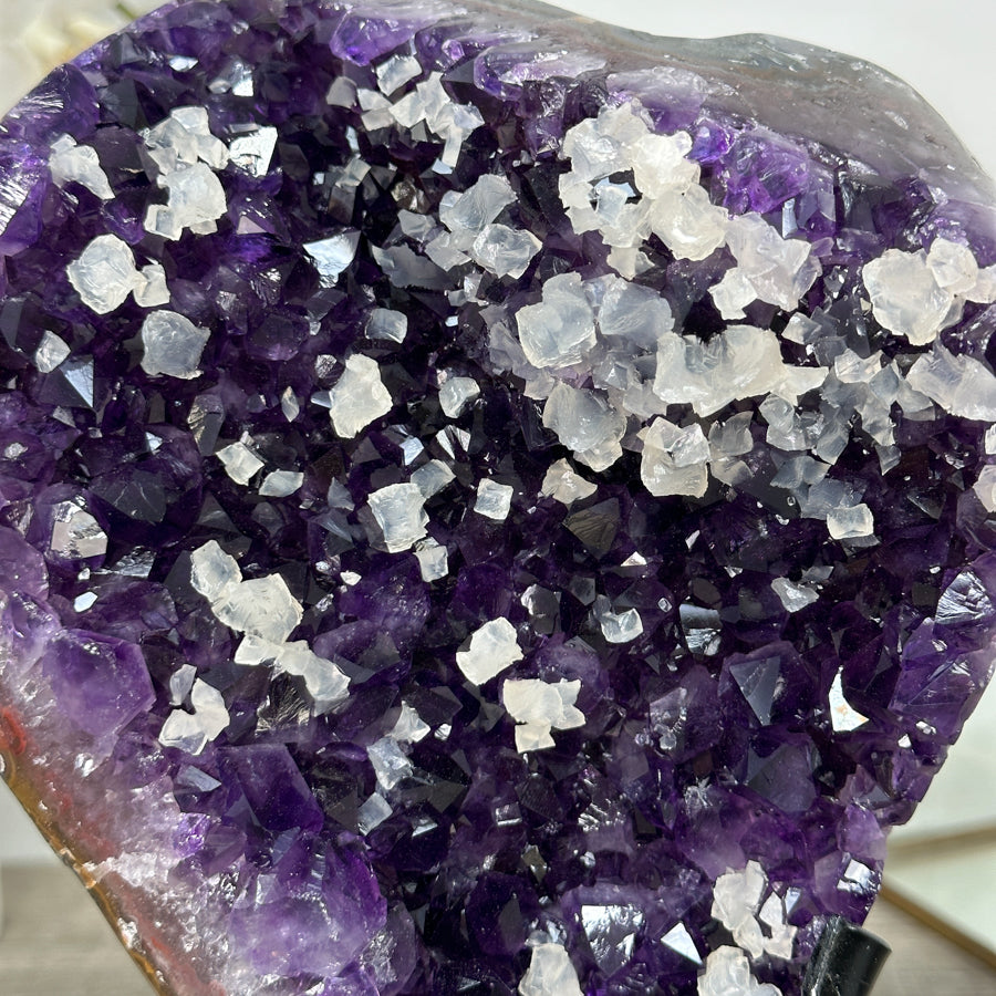 Amethyst-Kristallcluster mit einzigartiger Kalzit-Kristall Einlagerung
