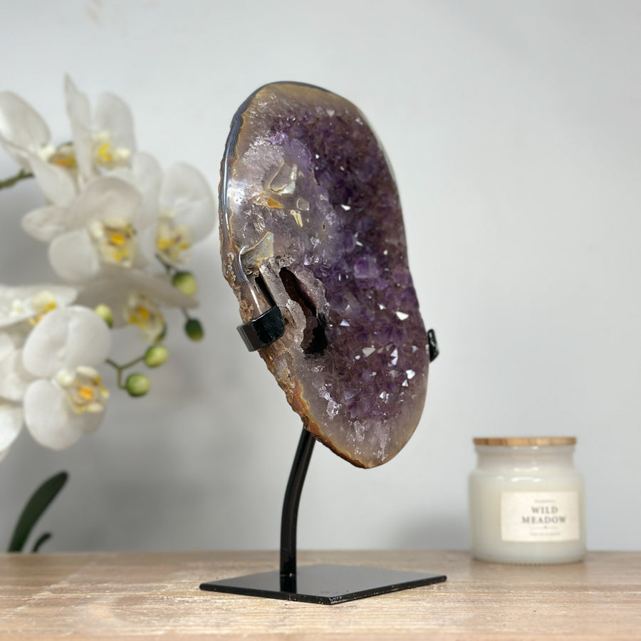 Amethyst-Kristallformation mit Pseudokalzit-Einschluss
