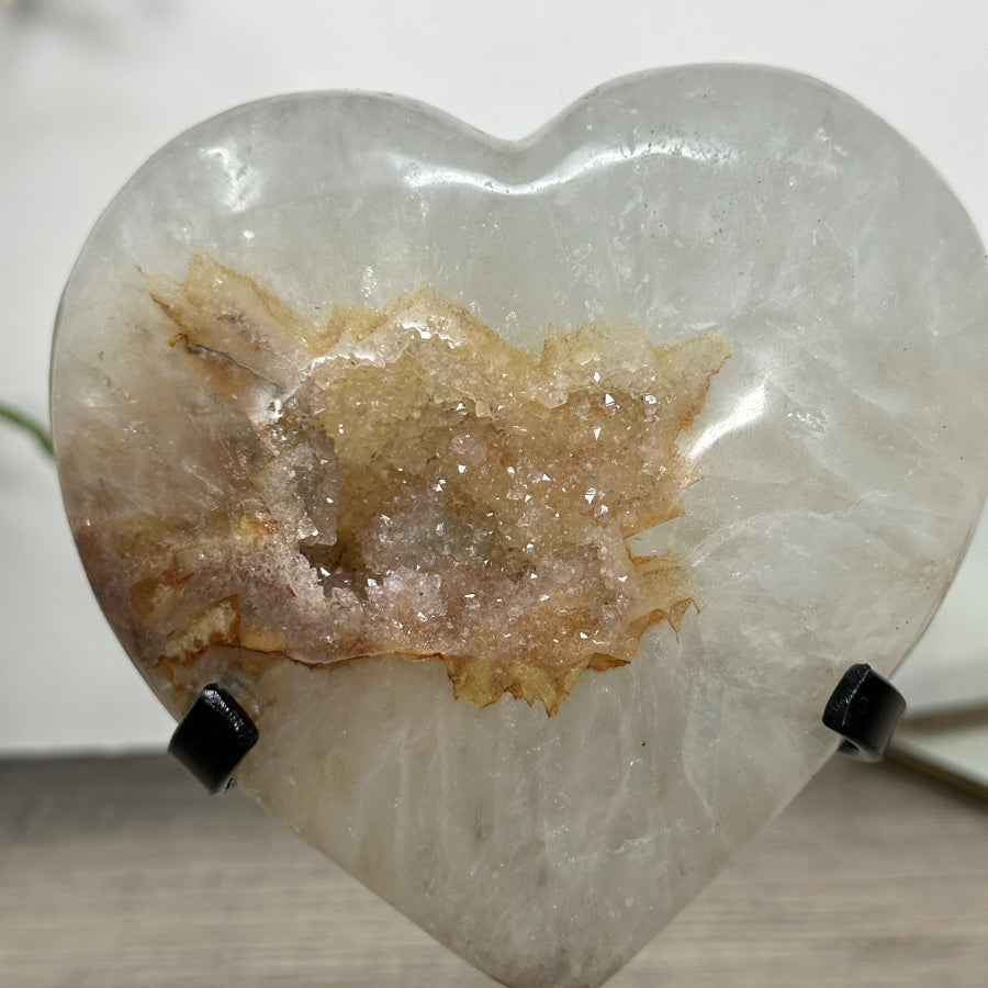 Quarz-Herzskulptur mit transparenter, lichtdurchlässiger Quarzstruktur