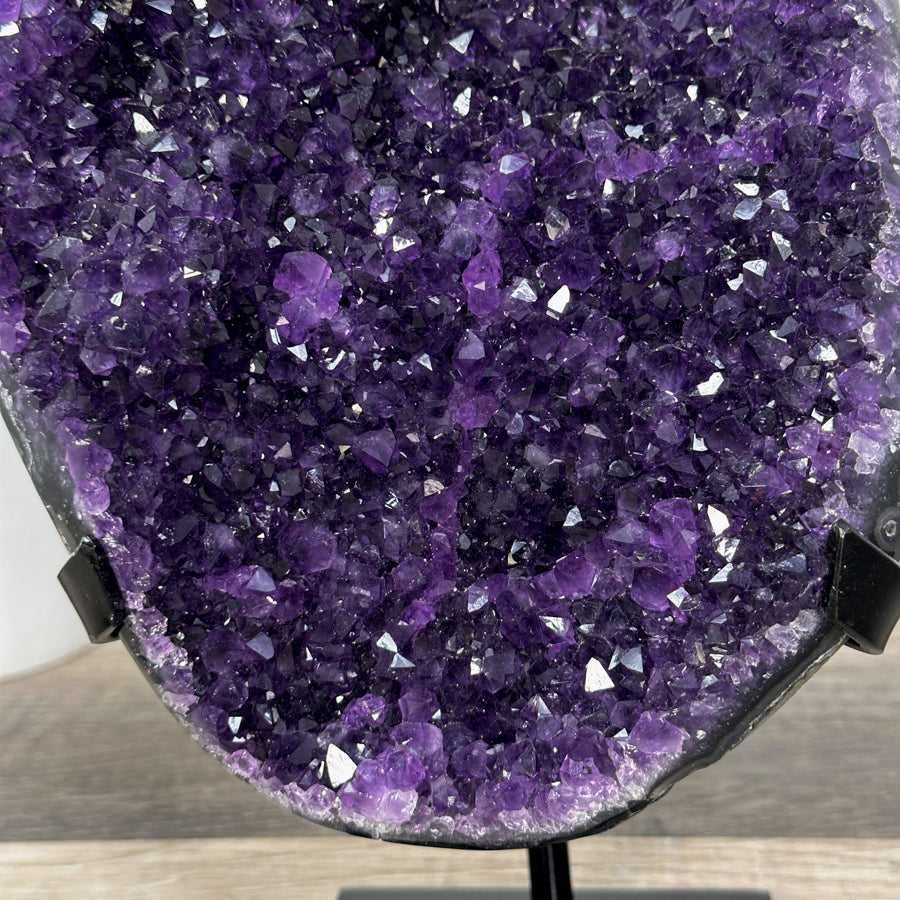 Amethyst-Cluster mit voluminösen, tiefvioletten Kristallformationen