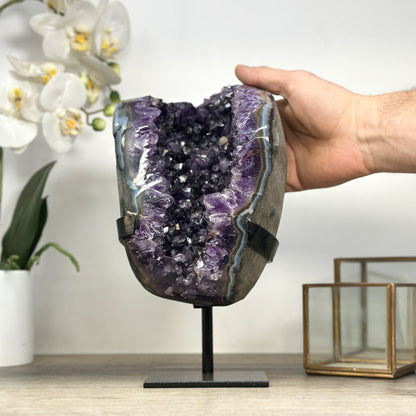 Amethyst-Geode mit intensiv blau gerahmter Achat-Schale, in hochwertiger Naturqualität