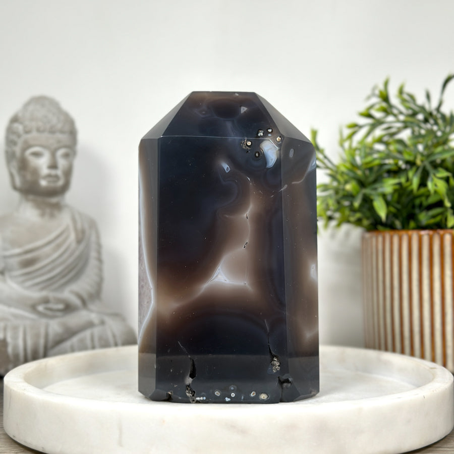 Blaugebänderter-Achat-Amethyst-Obelisk mit harmonisch verlaufender Bänderstruktur