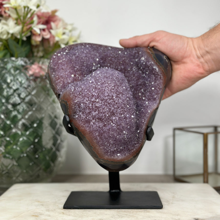 Amethyst-Cluster mit kontrastreicher Achat-Schale und lebendiger Kristallstruktur, in exklusiver Premiumqualität
