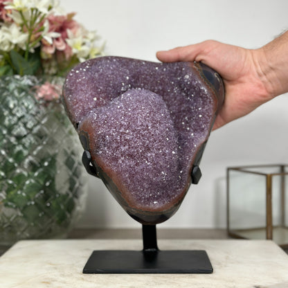 Amethyst-Cluster mit kontrastreicher Achat-Schale und lebendiger Kristallstruktur, in exklusiver Premiumqualität