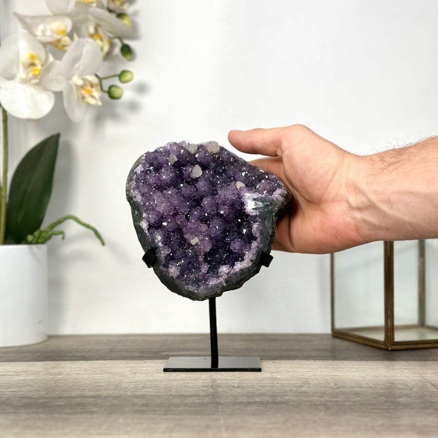 Amethyst-Cluster mit tiefvioletter, kompakter Kristallstruktur