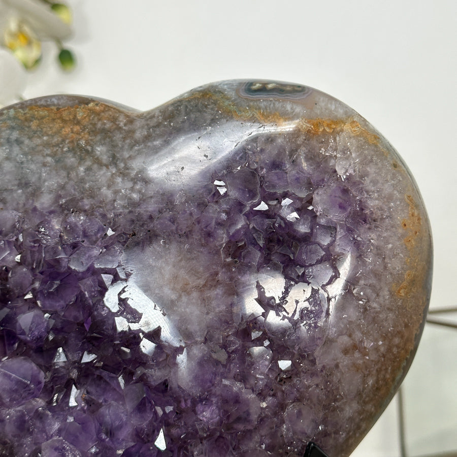 Amethyst-Quarz-Achat-Herzskulptur mit mehrschichtiger Mineralstruktur und zentraler Kristallzone