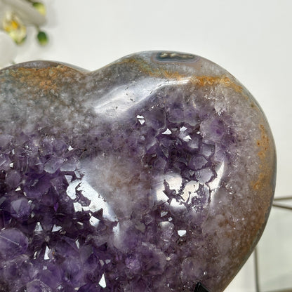 Amethyst-Quarz-Achat-Herzskulptur mit mehrschichtiger Mineralstruktur und zentraler Kristallzone
