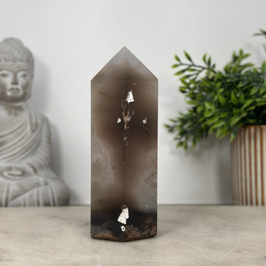 Quarz-Obelisk mit klarer transparenter Kristallstruktur