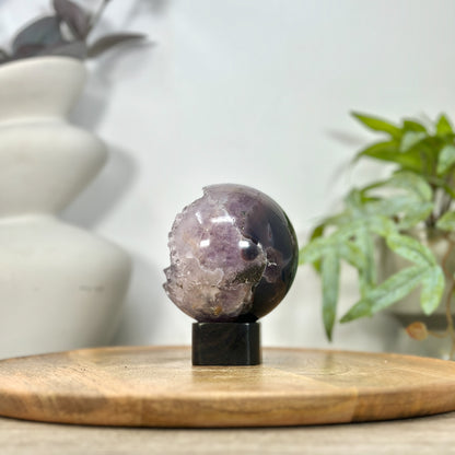 Amethyst-Sphäre mit glänzender Druzy-Oberfläche
