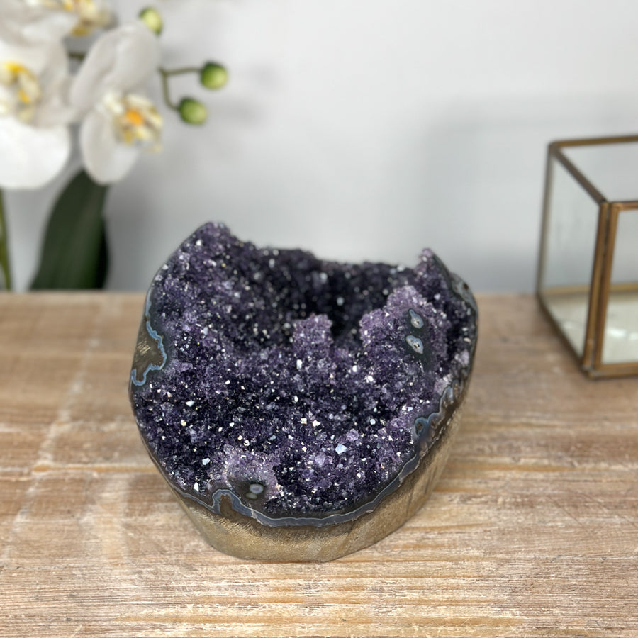 Amethyst-Geode mit dicht verwachsener Kristallstruktur