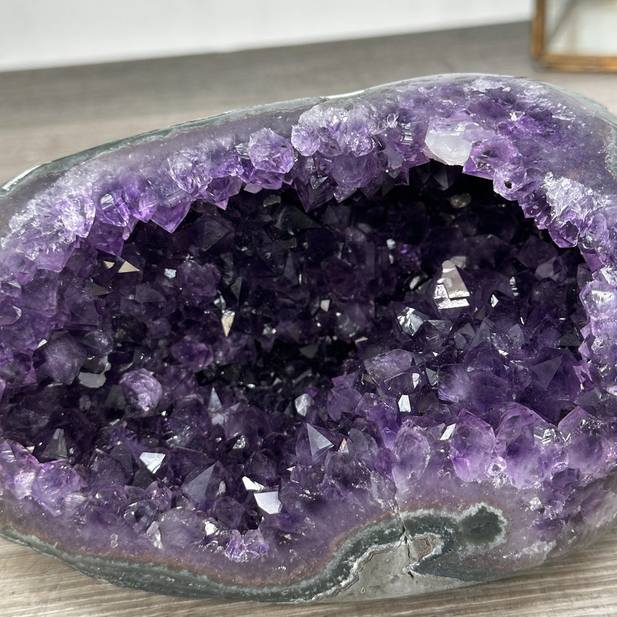 Amethyst-Geode mit polierter Randfläche und natürlicher Kristallstruktur