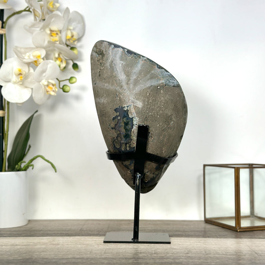 Amethyst-Geode mit tiefvioletter, massiver Kristallformation