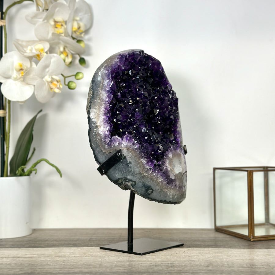 Amethyst-Geode groß mit samtig tiefvioletter Kristallarchitektur und kontrastreicher Achat-Schale