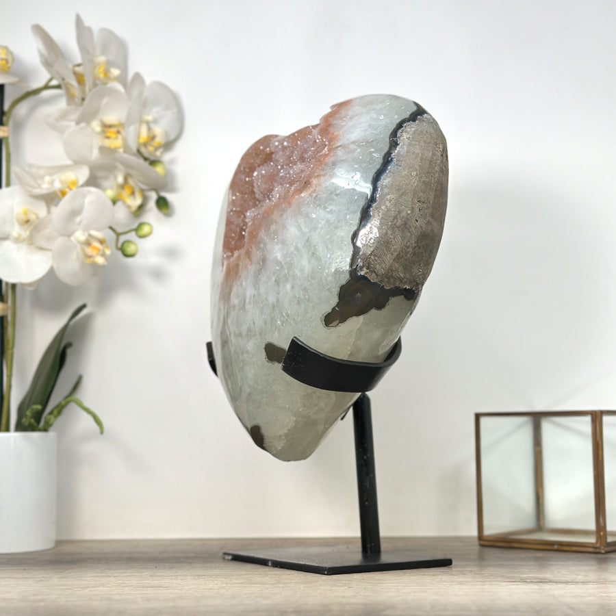 Quarz-Druzy-Herzskulptur groß mit fein funkelnder, kristallreicher Druzy-Oberfläche