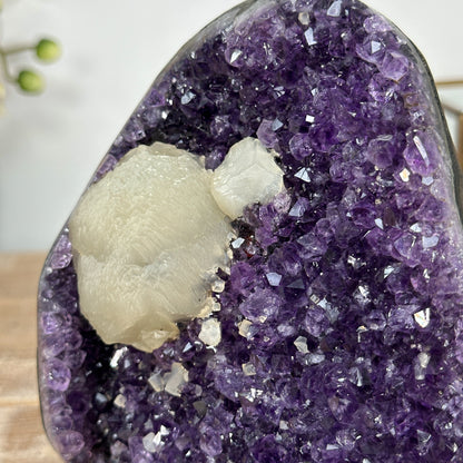 Amethyst-Kristall mit klar ausgeprägter weißer Kalzitformation