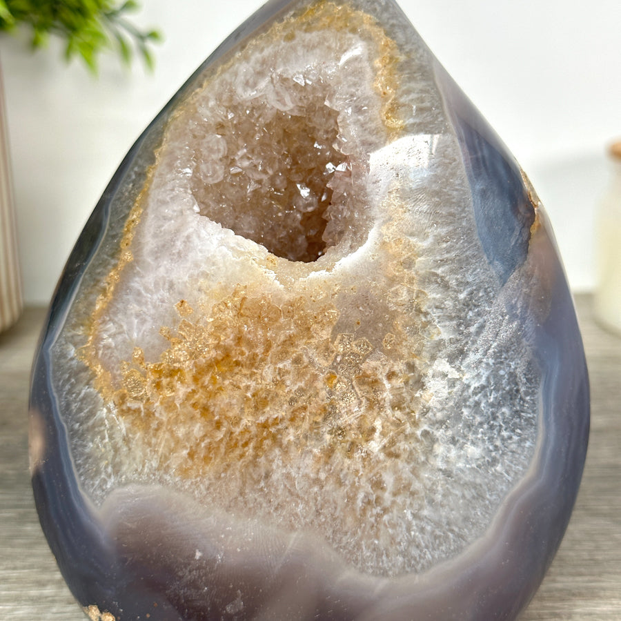 Achat-Quarz-Geoden-Flammenskulptur mit gebänderter Gesteinsstruktur