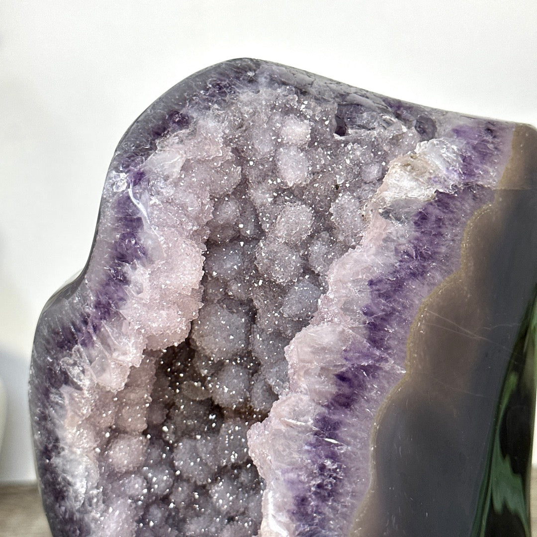Zucker-Amethyst-Geode groß mit spiegelnder Oberfläche und Achat-Schale