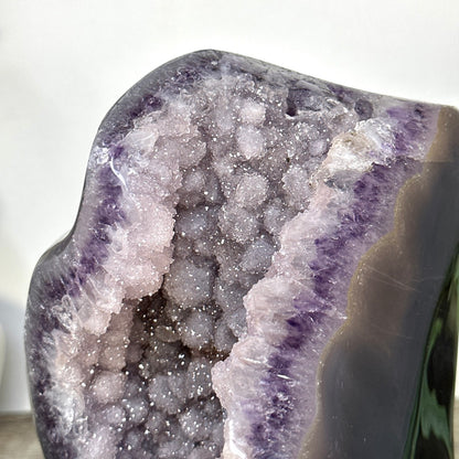 Zucker-Amethyst-Geode groß mit spiegelnder Oberfläche und Achat-Schale