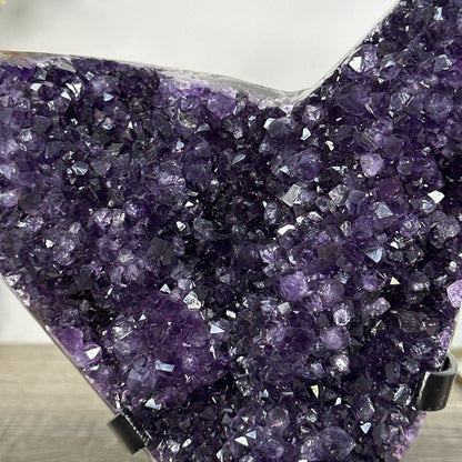 Amethyst-Cluster mit dicht gewachsener, intensiv tiefvioletter Kristallstruktur