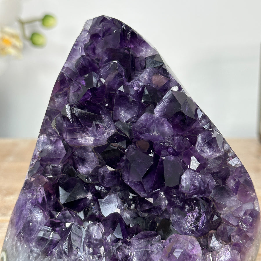 Amethyst-Kathedrale mit großformatigen, tiefvioletten Kristallspitzen, in ausgewählter Spitzenqualität