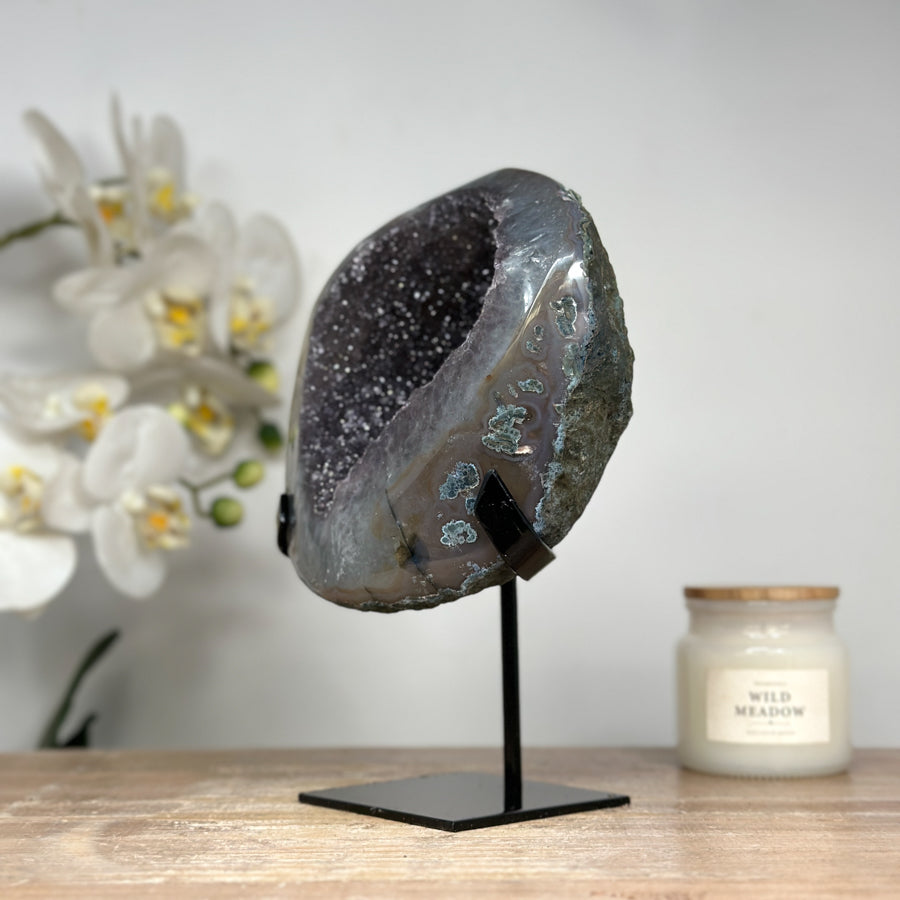 Druzy-Amethyst-Geode mit Quarzschale und tiefvioletter Kristallstruktur