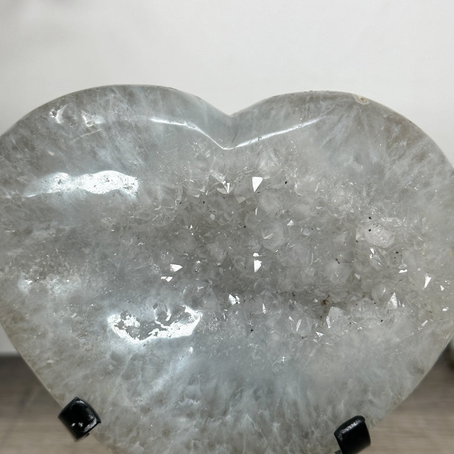 Quarz-Herzskulptur mit kristallklarer, prismatischer Kristallbildung