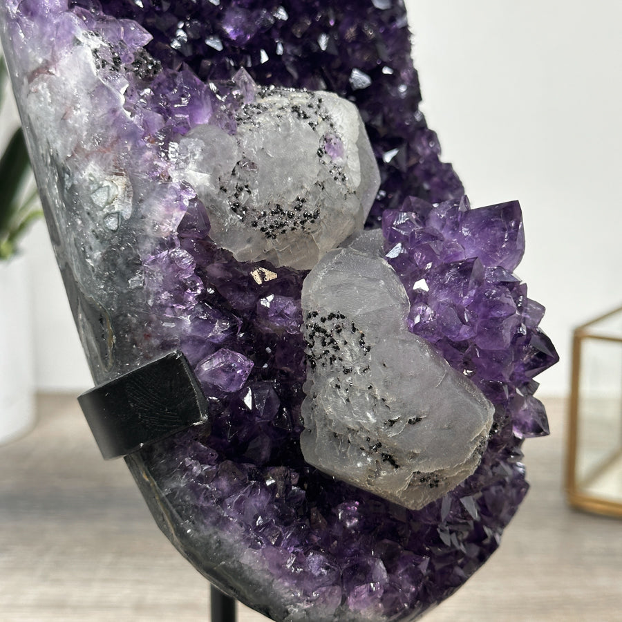 Amethyst-Stein mit kontrastreicher Kalzit- und schwarzer Hämatit-Matrix