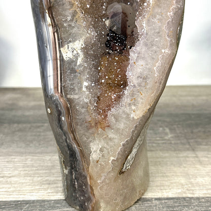 Quarz-Geode mit ausdrucksstarker architektonischer Struktur und Kalzitformation