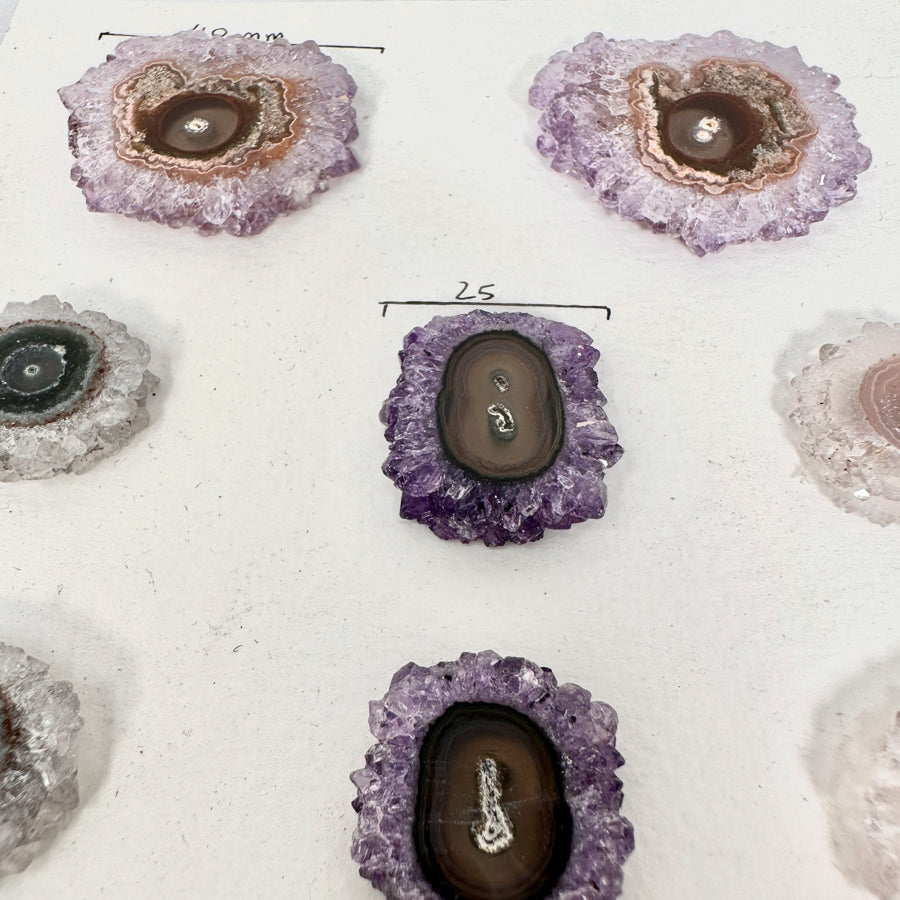 Amethyst-Quarz-Grünjaspis-Stalaktiten-Scheiben mit lebendiger Mineralstruktur