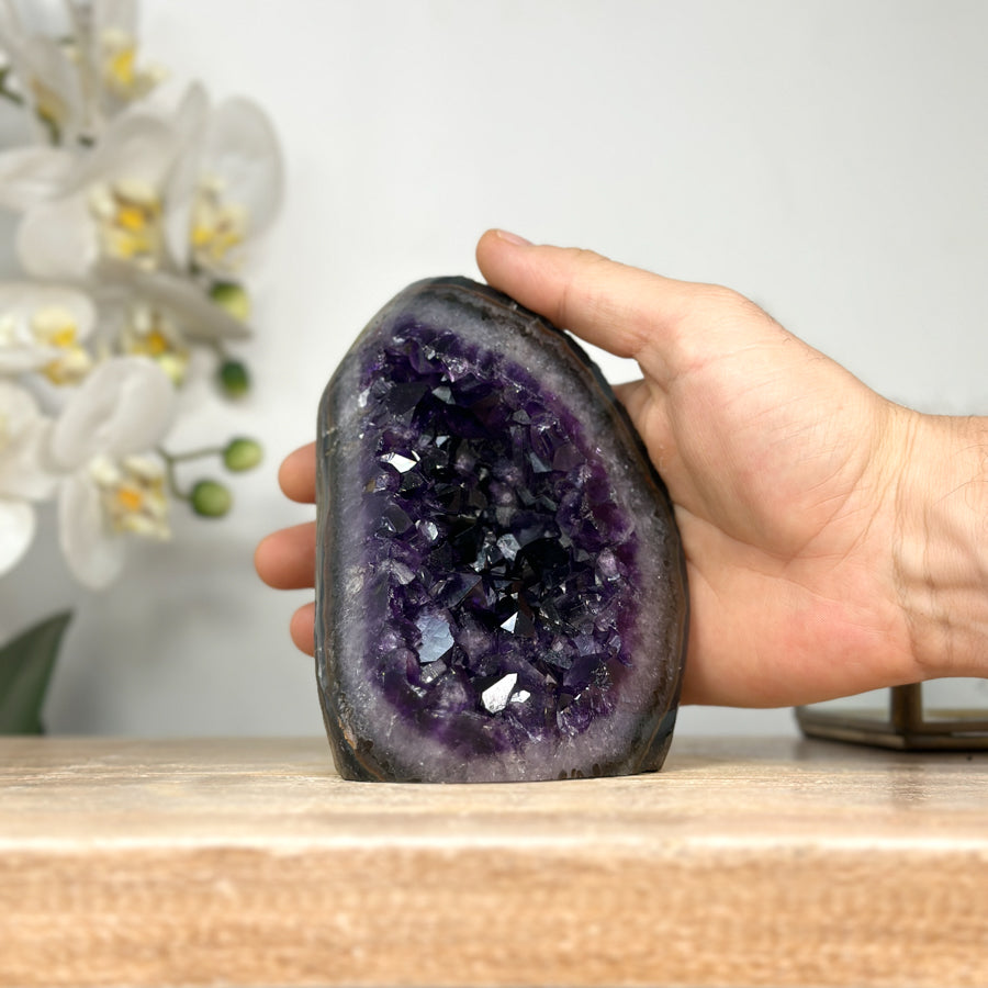 Amethyst-Geode mit dicht gewachsener, tiefvioletter Kristallstruktur