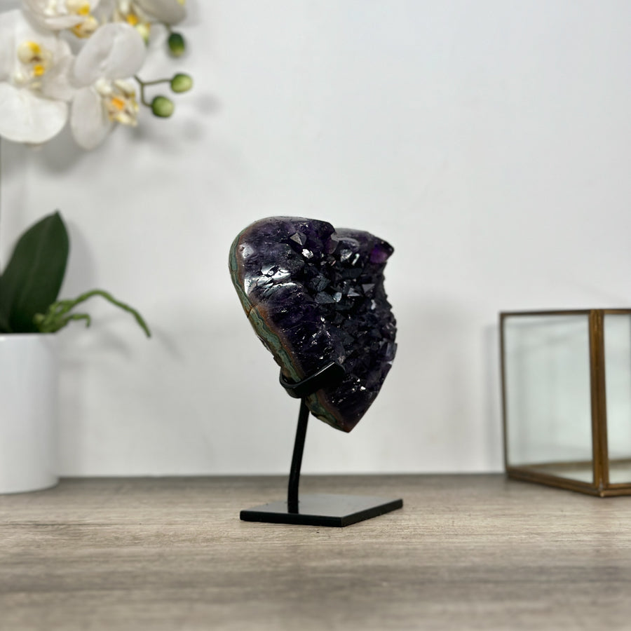 Amethyst-Kristallherz mit intensiv schattierter, dunkelvioletter Kristallzone