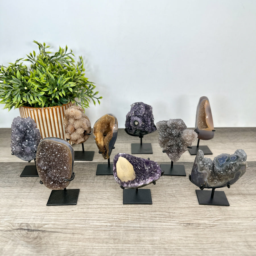 Kristallskulpturen-Set 9-teilig, mit strukturierter Kristallbildung und natürlicher Mineralarchitektur