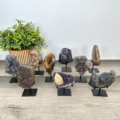 Kristallskulpturen-Set 9-teilig, mit strukturierter Kristallbildung und natürlicher Mineralarchitektur