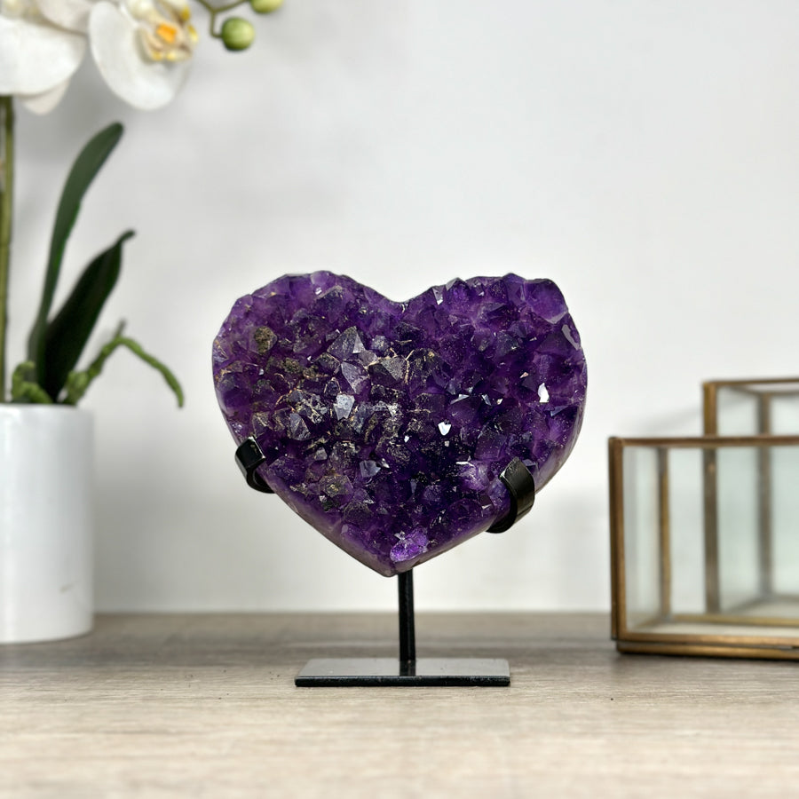Amethyst-Kristallherz mit eingelagerten Kalzitformationen und kontrastreicher Kristallstruktur