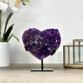 Amethyst-Kristallherz mit eingelagerten Kalzitformationen und kontrastreicher Kristallstruktur