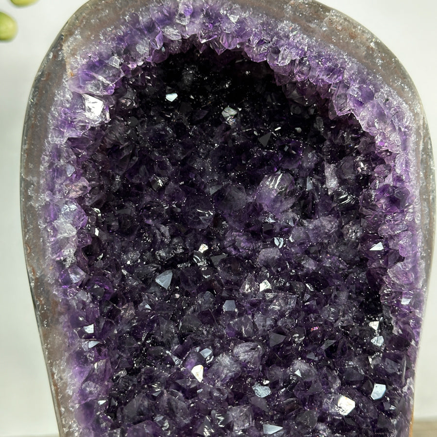 Amethyst-Geode groß mit klarer Kammerstruktur, in hochwertiger Naturqualität