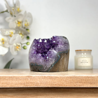 Amethyst-Geode mit klar geöffneter Kristallkammer und polierten Randflächen