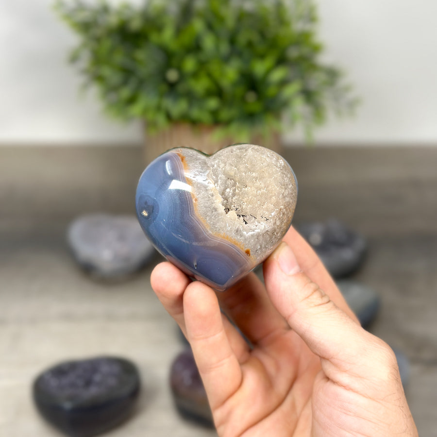 Mineralien-Herzset 9-teilig, mit lebendig gemusterter Mineralvielfalt