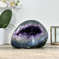 Amethyst-Achat-Geode mit markanter blauer Bänderung