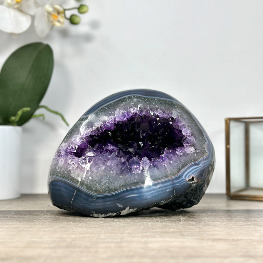 Amethyst-Achat-Geode mit markanter blauer Bänderung