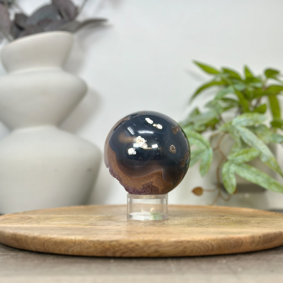 Amethyst-Achat-Steinkugel mit Druzy-Struktur und klarer Kristallbildung