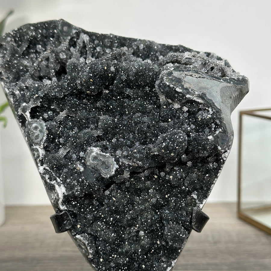 Schwarzer Druzy-Kristallcluster mit metallisch schimmernder Oberfläche