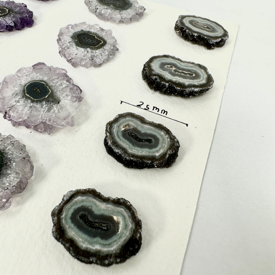 Amethyst-Quarz-Grünjaspis-Stalaktiten-Scheiben mit kontrastreicher Kristallbildung