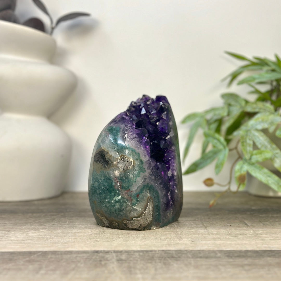 Amethyst-Druse mit natürlicher tiefvioletter Kristallstruktur