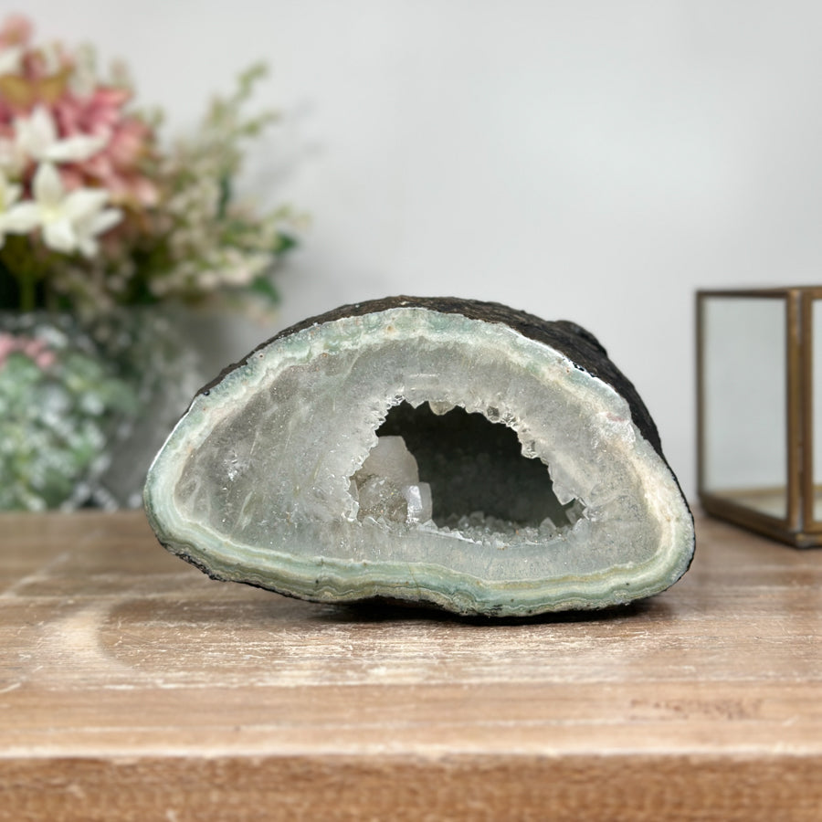 Quarz-Jaspis-Geode mit grün gebänderter, kontrastreicher Gesteinsmatrix