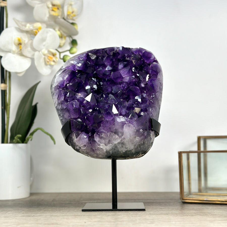 Amethyst-Kristallcluster mit fein ausgebildeter, transparenter Spitzenzone, in hochwertiger Naturqualität