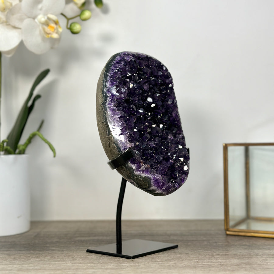 Amethyst-Kristallgeode mit klar definierter Kristallkammer
