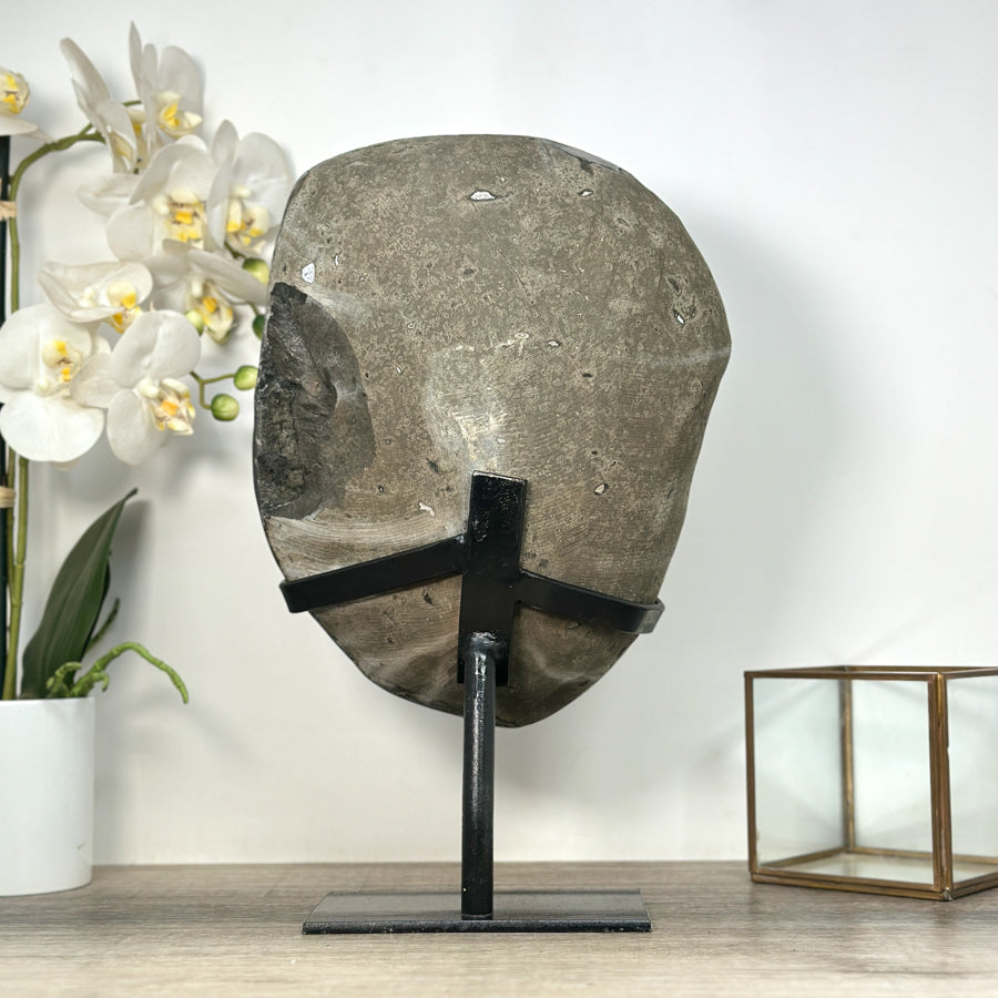 Amethyst-Geode XL mit weit geöffneter, funkelnder Kristallkammer