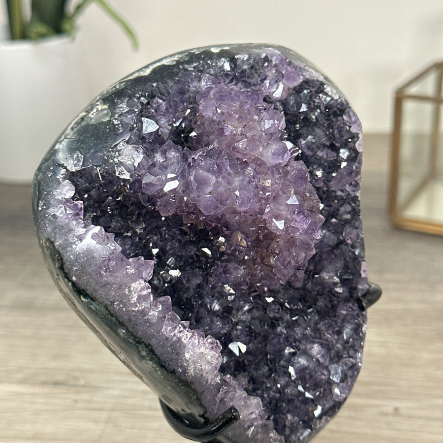 Amethyst-Kristallcluster mit gleichmäßig gewachsener Kristallstruktur